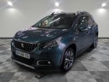 la voiture bleue est garée dans le garage sur le sol en damier