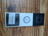 un iPod posé sur une boîte, sur une table