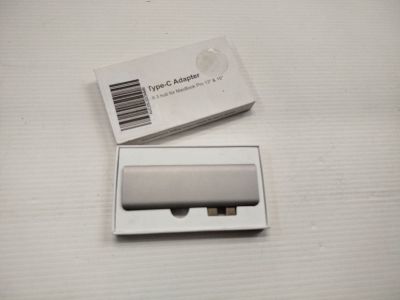 une boîte blanche contenant un petit appareil électronique
