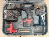 une trousse à outils dans un coffret en plastique posé sur le sol