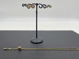 un présentoir à colliers et bracelets trône sur une table noire