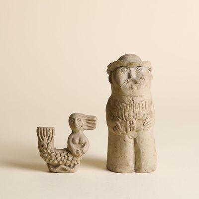 une statue représentant un homme et un oiseau côte à côte