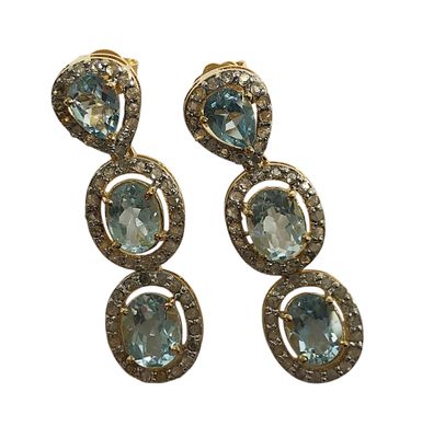 une photo d'une paire de boucles d'oreilles en topaze bleue et en topaze blanche