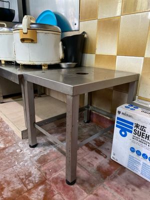 Lot de 4 dessertes en inox dont 2 à plateaux d’entretoise