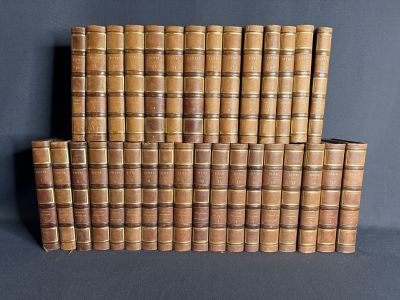 une pile de vieux livres posés les uns sur les autres