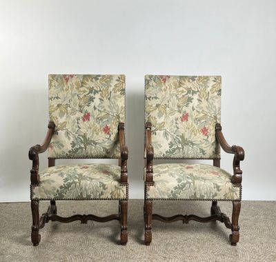 une paire de chaises anciennes recouvertes d'un tissu à motifs floraux, recouvertes d'un tissu à motifs floraux, recouvertes d'un tissu à motifs floraux, recouvertes d'un tissu à motifs floraux, recouvertes d'un tissu à motifs floraux