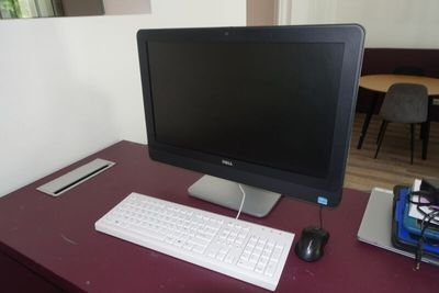 un ordinateur de bureau posé sur une table avec un clavier et une souris