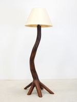 LAMPADAIRE brutaliste en bois teinté, le fût courbe reposant… (photo 2)