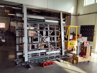 une photo d'une grosse machine dans un entrepôt