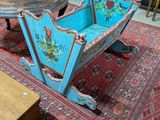 une image représentant une pièce avec de nombreuses chaises et une table