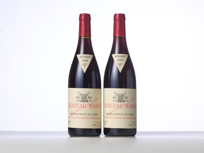 deux bouteilles de vin rouge posées sur une table