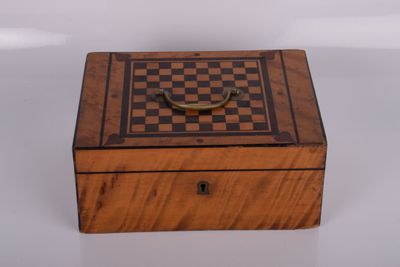 une vieille boîte en bois contenant un échiquier