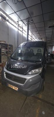 une camionnette garée à l'intérieur d'un bâtiment