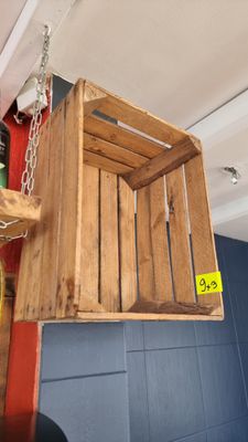 3 caisses en bois formant étagères