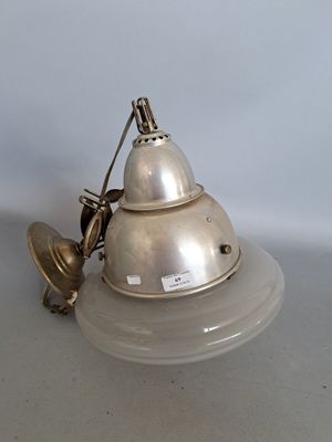 une lampe en argent posée sur une table