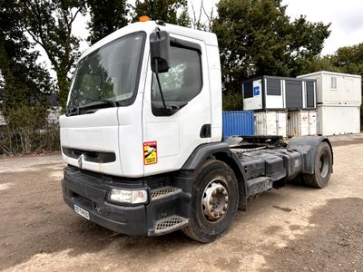un camion blanc garé dans la poussière