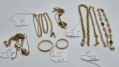 plusieurs types de bijoux sont présentés sur une surface blanche