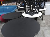plusieurs tables et chaises noires et blanches dans un entrepôt