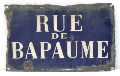 blue and white sign with the words rue de bapaume written on it