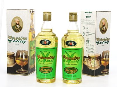 deux bouteilles d'alcool posées l'une à côté de l'autre sur une surface blanche