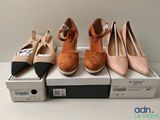 trois paires de chaussures pour femmes posées sur une boîte