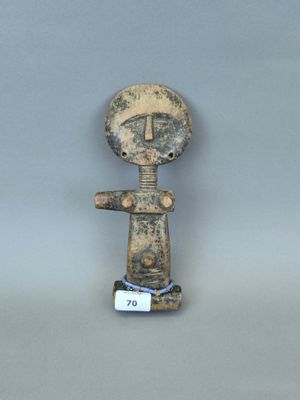 figurine représentant un homme avec une croix sur la tête