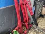 de nombreux outils qui traînent par terre dans la pièce