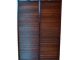 une image représentant une armoire en bois munie de volets