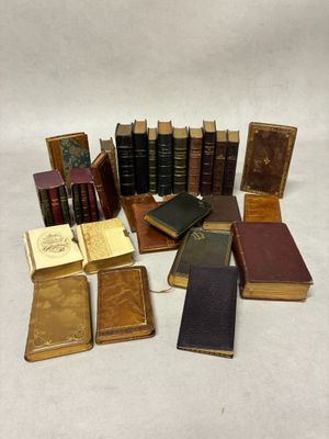 un grand nombre de livres posés sur une table