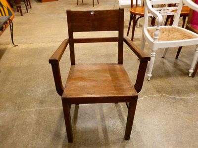 une chaise qui se trouve dans une pièce où il y a beaucoup de chaises