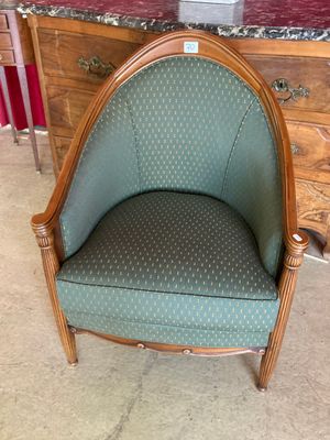 une chaise posée devant une commode