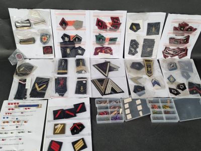 Fort lot de galons, badges, rosettes, épaulettes et divers