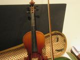 un violon et un étui à violon posés sur une table