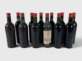 six bouteilles de vin alignées sur une surface blanche