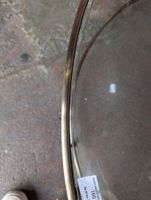 Table basse à double plateaux en verre et métal doré. (photo 4)