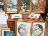de nombreuses photos encadrées représentant des femmes et des fleurs, posées sur une table