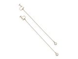 une paire de boucles d'oreilles en diamant sur fond blanc