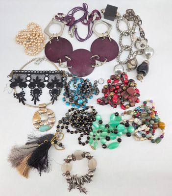 BIJOUX. Lot de bijoux fantaisies.