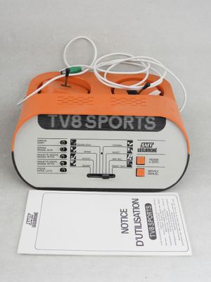 un appareil électronique orange et blanc auquel sont raccordés des fils
