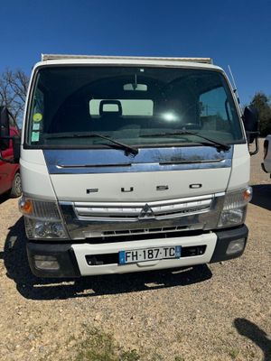 un camion blanc garé dans un parking