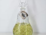 une bouteille en verre contenant un liquide vert