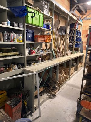 une pièce remplie d'étagères et d'outils