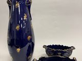 un vase bleu et un bol posés l'un à côté de l'autre