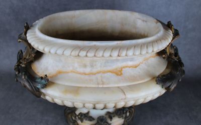 un grand vase blanc orné d'un motif décoratif