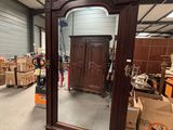 un grand miroir au milieu d'une pièce