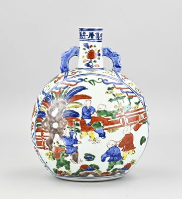 une image représentant un vase orné d'une peinture, posé sur une table
