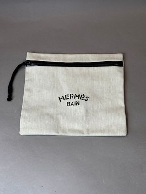 HERMES Pochette »HERMES BAIN » en toile chevron, fermeture a…