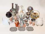 un grand nombre d'objets différents posés sur une table