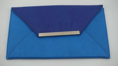 un gros plan d'une enveloppe bleue sur laquelle figure un nom