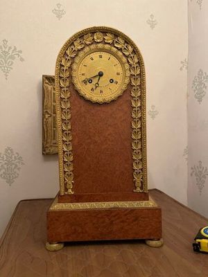une horloge posée sur une table dans une pièce